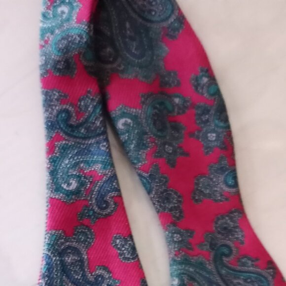 'Robert Talbott' Paisley Bowtie 100% Silk Paisley EUC - Picture 6 of 6